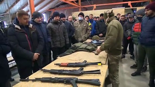 Waffen-Training und Panzersperren Marke Eigenbau: Lwiw rüstet auf