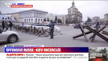 La place Maïdan de Kiev se barricade alors que les troupes russes se rapprochent