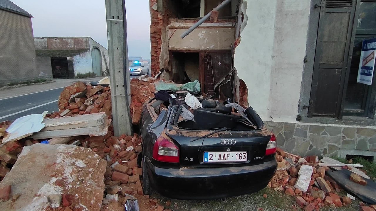 Une voiture dans une façade à Mellet