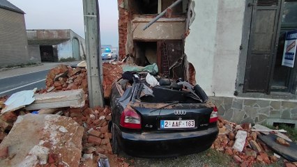 Une voiture dans une façade à Mellet