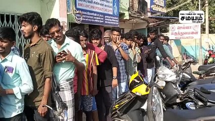 என்னது ப்ளூடூத் ஹெட்செட் வெறும் 100 ரூபாய் தானா? - அலைமோதிய கூட்டம்!