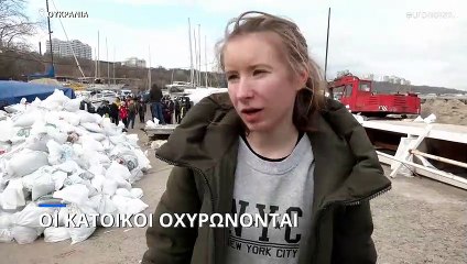 Αμυντικά έργα στήνουν οι πολίτες σε Οδησσό και Λβιβ