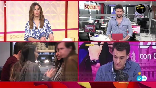 Almudena Cid y Melani Olivares hablan en un bar