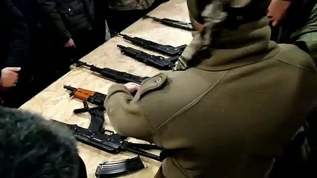 Guerre en Ukraine : des Ukrainiens apprennent à manier les armes