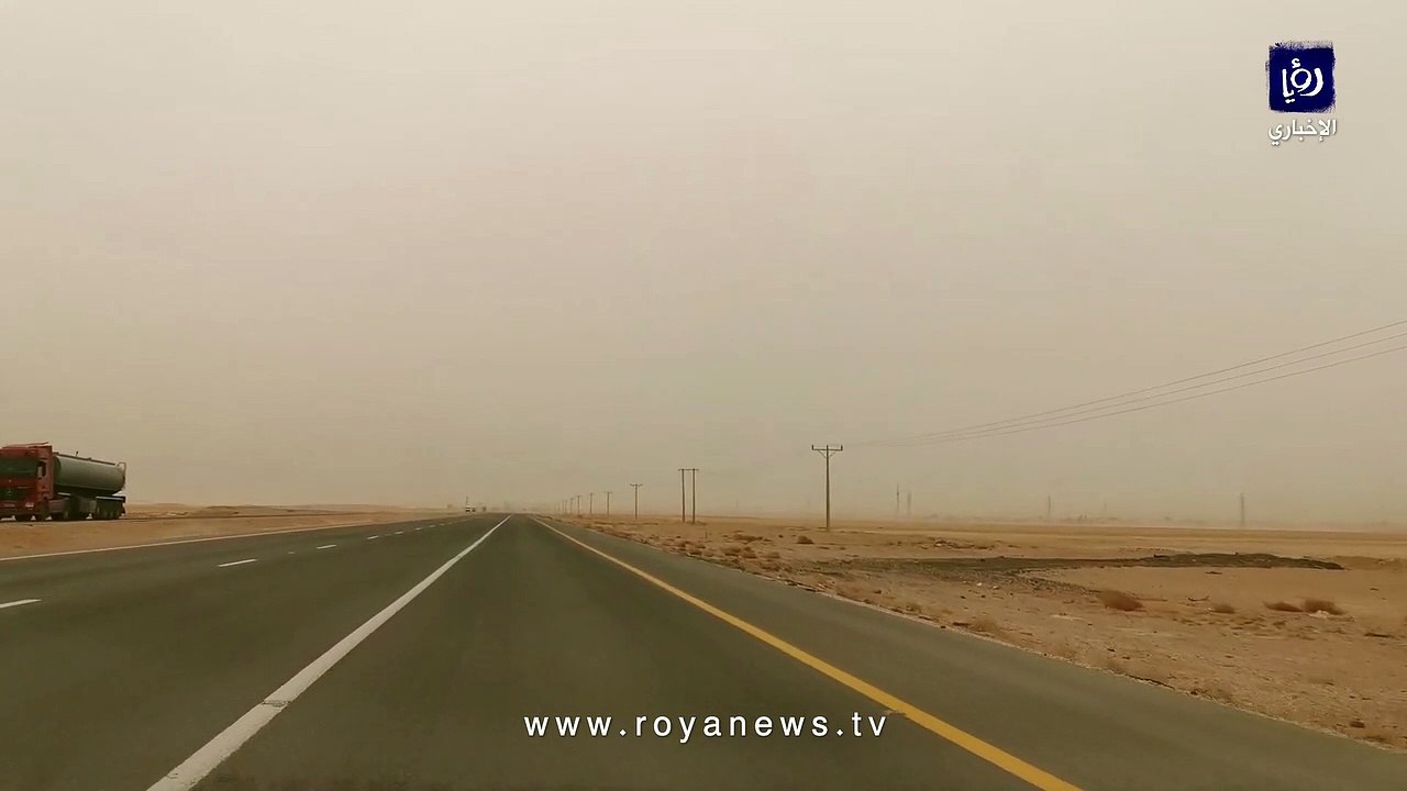 انعدام مدى الرؤية الأفقية على الطريق الصحراوي في منطقة الأبيض بسبب الغبار