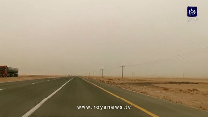 انعدام مدى الرؤية الأفقية على الطريق الصحراوي في منطقة الأبيض بسبب الغبار
