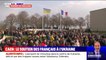 Le drapeau ukrainien hissé aux côtés du drapeau français au Mémorial de Caen, lors d'un rassemblement de soutien