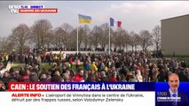 Le drapeau ukrainien hissé aux côtés du drapeau français au Mémorial de Caen, lors d'un rassemblement de soutien