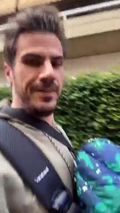 Άκης Πετρετζίκης: Καρέ καρέ η βόλτα με τον γιο...