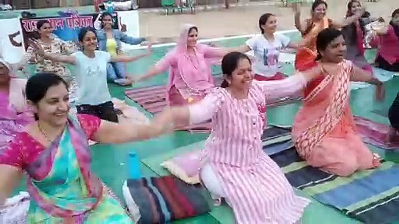 महिला योग शिविर : नियमित अभ्यास से स्वस्थ रहता है तन और मन