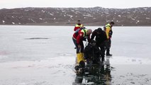 Vali Ayhan, Tödürge Gölü'nü tanıtmak amacıyla buz altı dalış yaptı