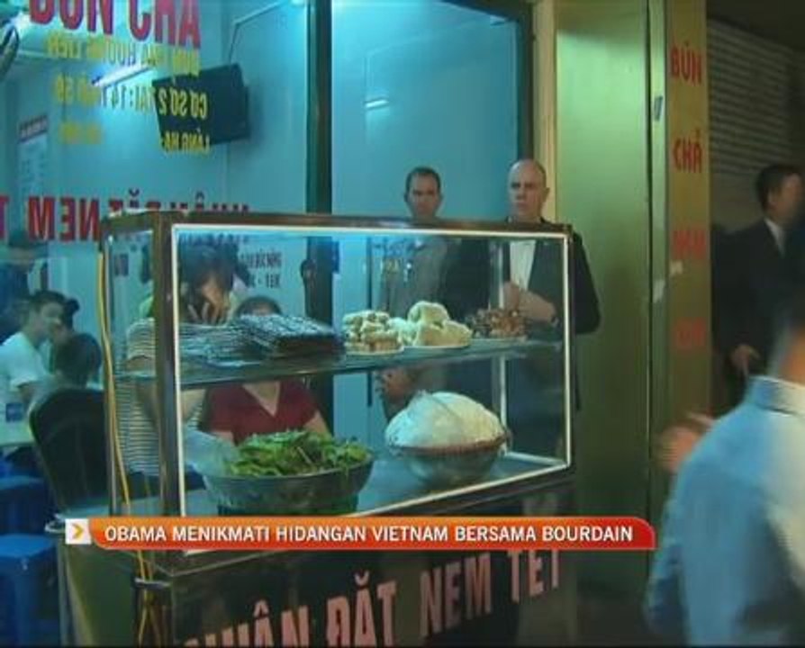 Barack Obama menikmati hidangan Vietnam bersama Bourdain