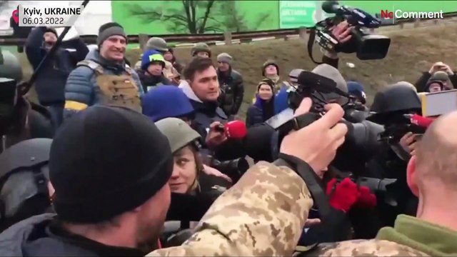 Ukrainian soldiers tie the knot at checkpoint on the outskirts of Kyiv