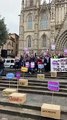 Mujeres se manifiestan delante de la Catedral de Barcelona para pedir igualdad en la iglesia católica