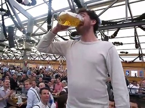 Il boit 1l de bière en 10sec sans en mettre une goutte par terre