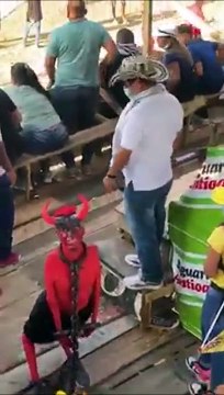 Essayez un peu de comprendre son costume... impossible