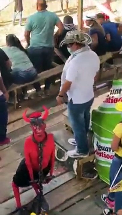 Essayez un peu de comprendre son costume... impossible