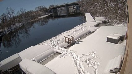 Un camion tombe dans la rivière