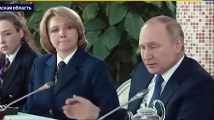 Poutine simule des réunions sur fond vert, Zelensky  le troll bien comme il faut