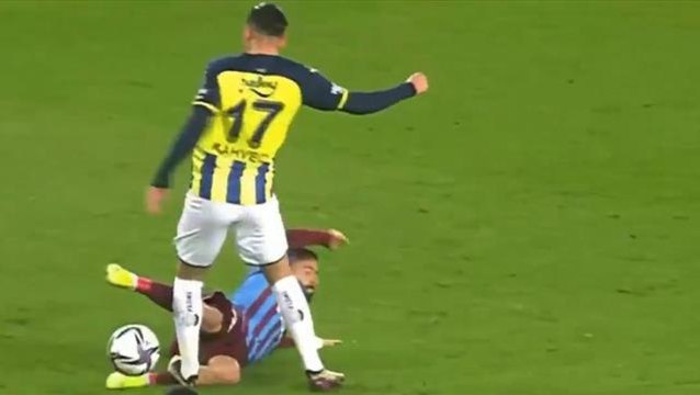 Kadıköy'de ortalığı karıştıran pozisyon! Hakem Zorbay Küçük'e görülmemiş tepki var