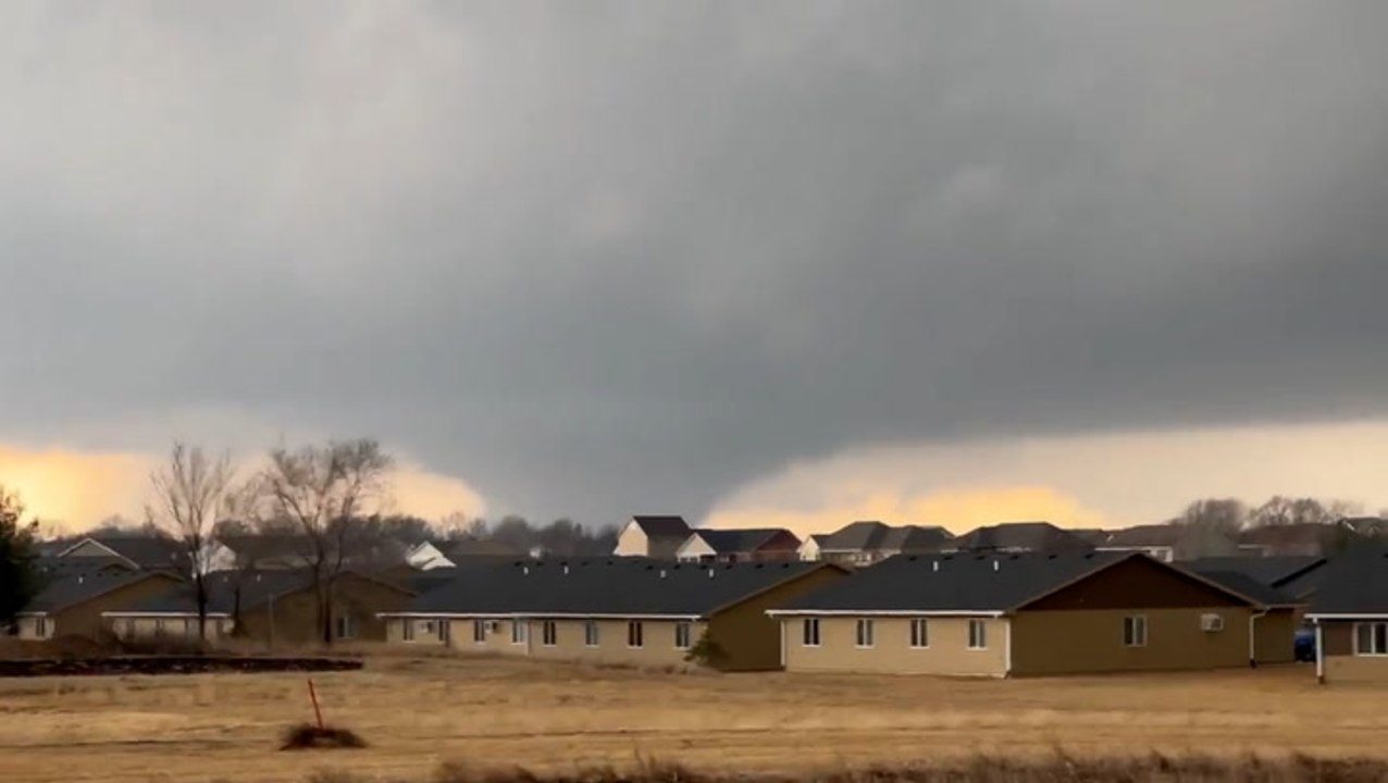 Deadly tornadoes sweep through Iowa