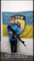 Küçük çocuk elinde silahla Ukrayna için yardım istedi