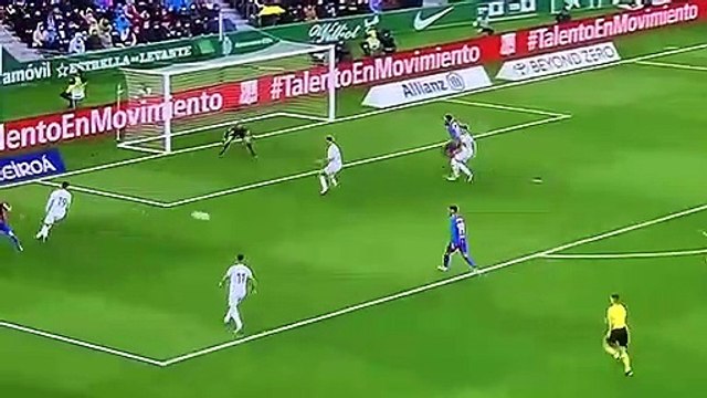 Ferran Torres falla una ocasión clara tras marcar contra el Elche