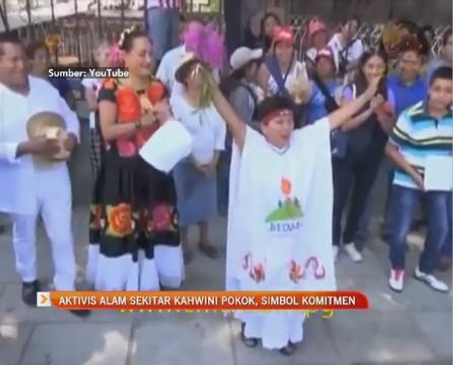 Aktivis alam sekitar kahwini pokok, simbol komitmen