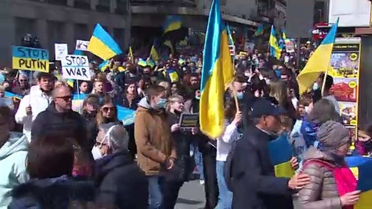 'Stoppt Putin, Stoppt den Krieg': erneut Friedensdemos in zahlreichen europäischen Städten