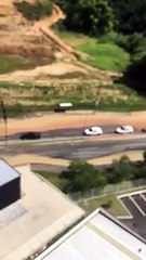 Adutora rompe e água invade estacionamento em Brusque; veja o vídeo