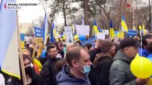 شاهد: المئات يتظاهرون في كازاخستان رفضا للحرب الروسية على أوكرانيا