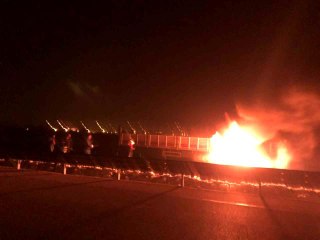 Suriye'ye mermer taşıyan tır, lastikleri alev alınca yolda kaldı