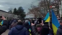 Ukraynalılar, Herson'da Rus ordusunu protesto etti