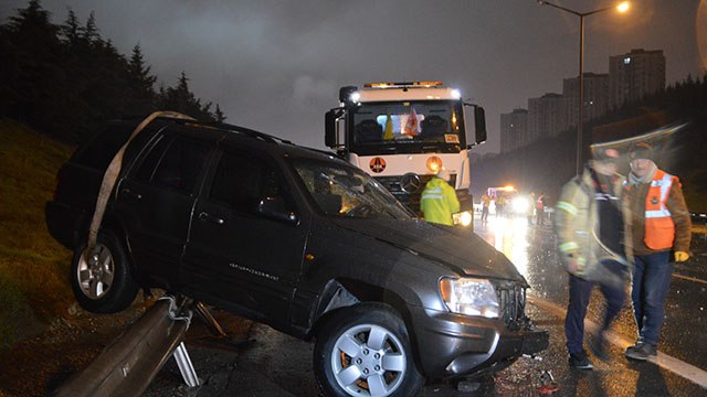 TEM Otoyolu'nda cip ile otomobil çarpıştı