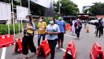 Antusiasme Warga Membeli Minyak Di Operasi Pasar Minyak Goreng Polres Metro Jakarta Selatan