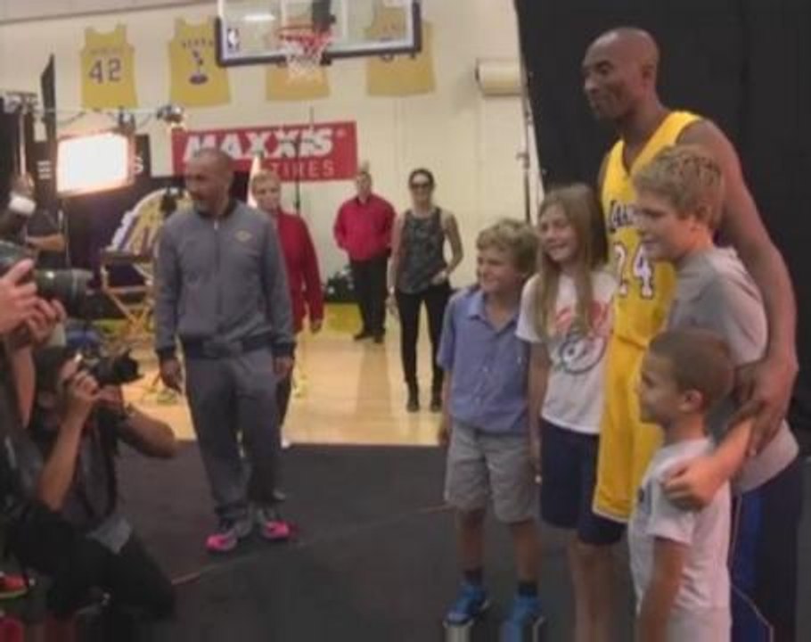 LA Lakers star Kobe Bryant hangs up his jersey