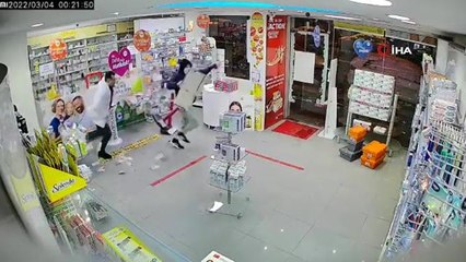 Son dakika haber | Nöbetçi eczaneyi bıçakla soymaya kalkışan kişinin yakalanma anı kameralarda