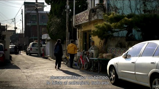 En la playa sola de noche Tráiler VO