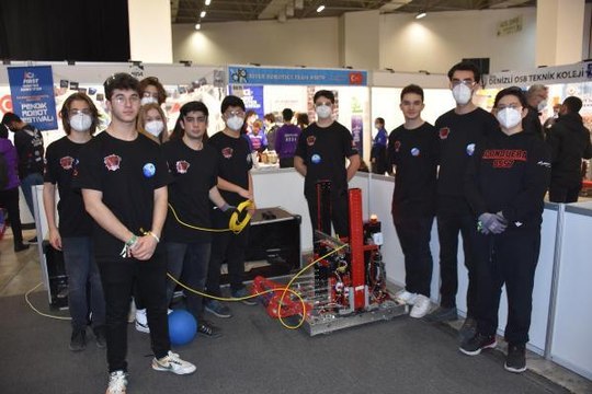Son dakika haber: LİSELİLER, TASARLADIKLARI ROBOTLARLA YARIŞTI