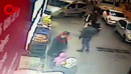 Trafikte dehşet anları...Satırla saldırdı, o anlar kamerada