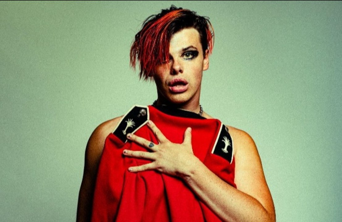 Yungblud annonce du nouveau son en invitant ses fans à "son enterrement"