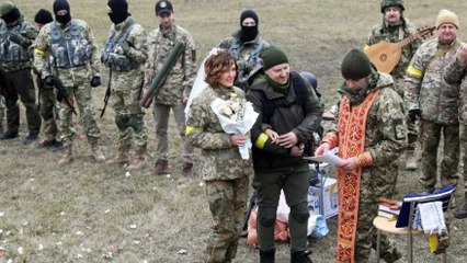 Rus işgaline karşı savaşan çift cephede evlendi