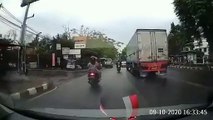 Terekam Media Kamera, Dashcam Kamera Mobil di Jalan Eps.3597