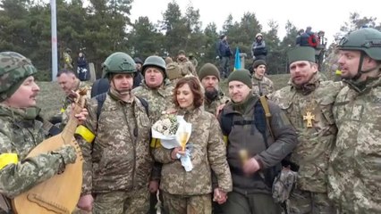 Son dakika gündem: Sokak savaşına hazırlanan Kiev'de asker çift, ateş hattında 'evet' dedi