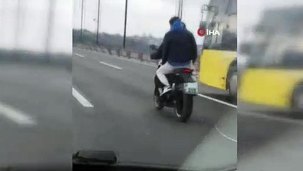 Köprü ücretinden kaçmak için motosikletinin plakasını cerrahi maskeyle kapattı