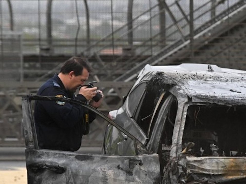 Crash-Video: Geklauter SUV kollidiert mit Van und geht in Flammen auf