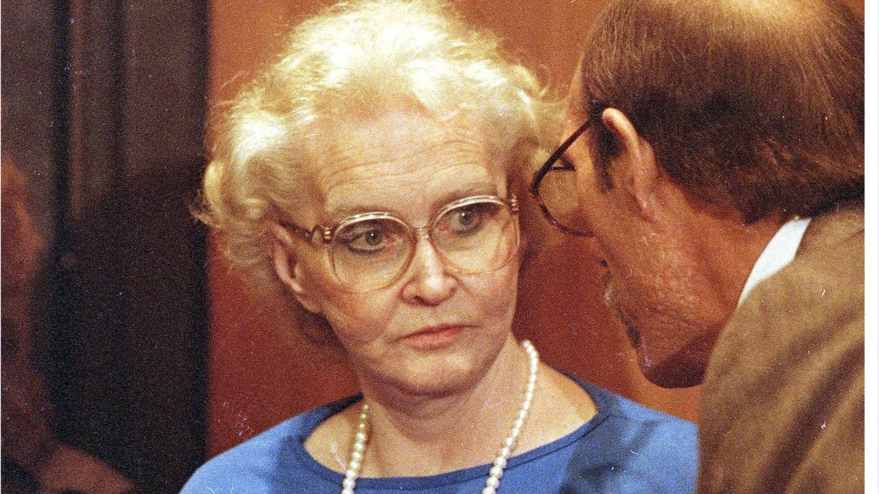 FEMME ACTUELLE - L'histoire terrifiante de Dorothea Puente : la mamie tueuse aux sept cadavres dans son jardin