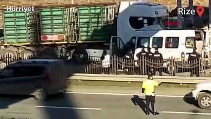 TIR'a çarpan öğrenci servisindeki hostes öldü, 13 yaralı