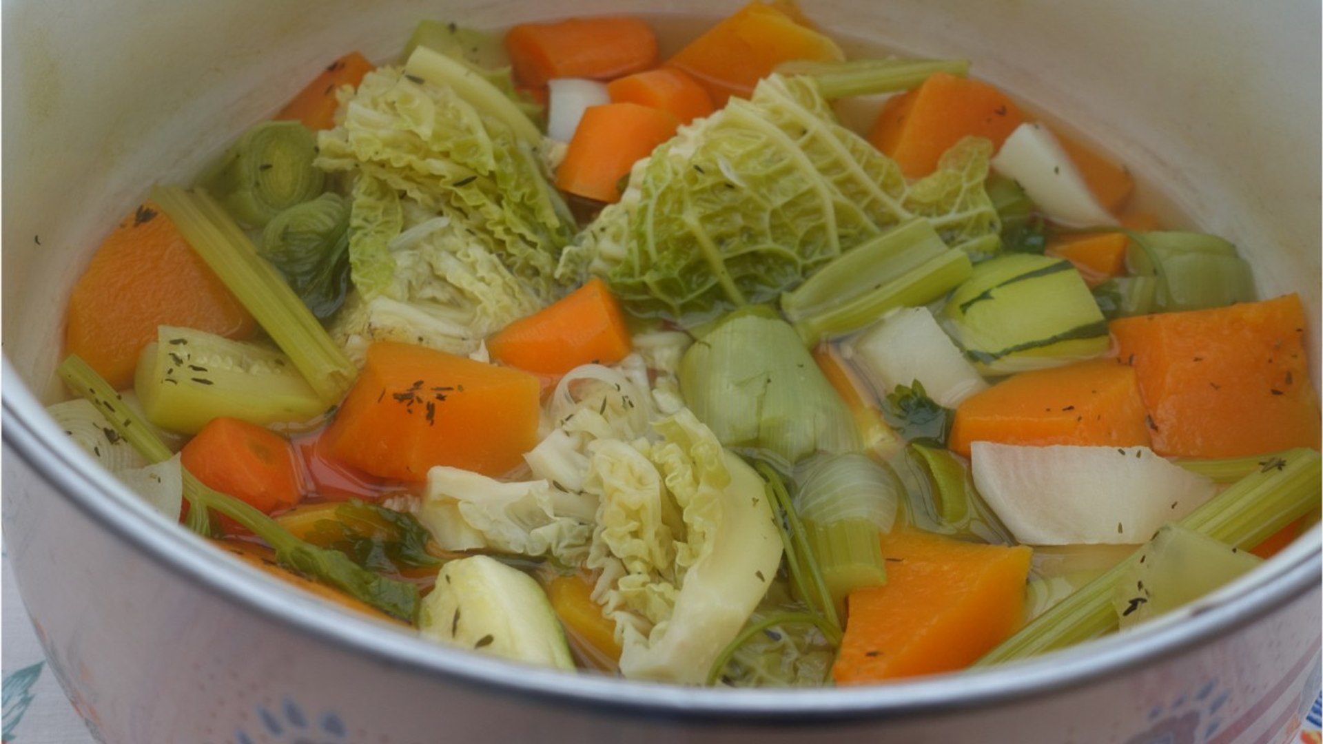 Soupe Aux Choux Recette Traditionnelle Auvergnate L'étonnant festin: la soupe aux choux - Vidéo Dailymotion