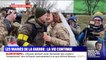 Des soldats ukrainiens se marient à un poste de contrôle en périphérie de Kiev